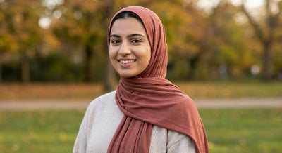 Best Hijab Fabrics for Beginners: How to Stop Your Hijab Slipping